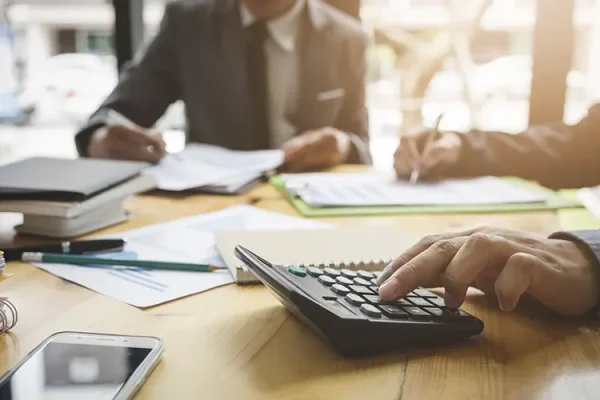 O erro que faz empresas crescerem e lucrarem menos
